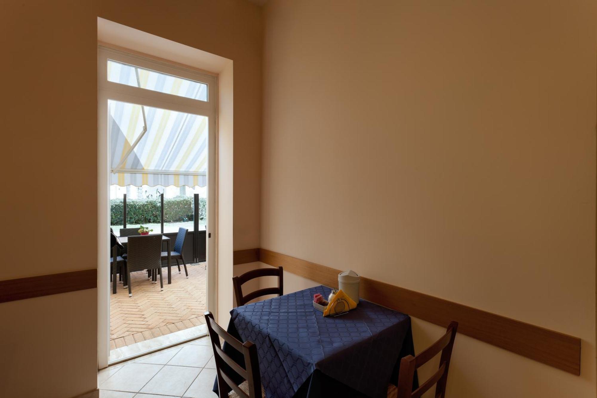 Parking Hotel Giardino Livorno Luaran gambar