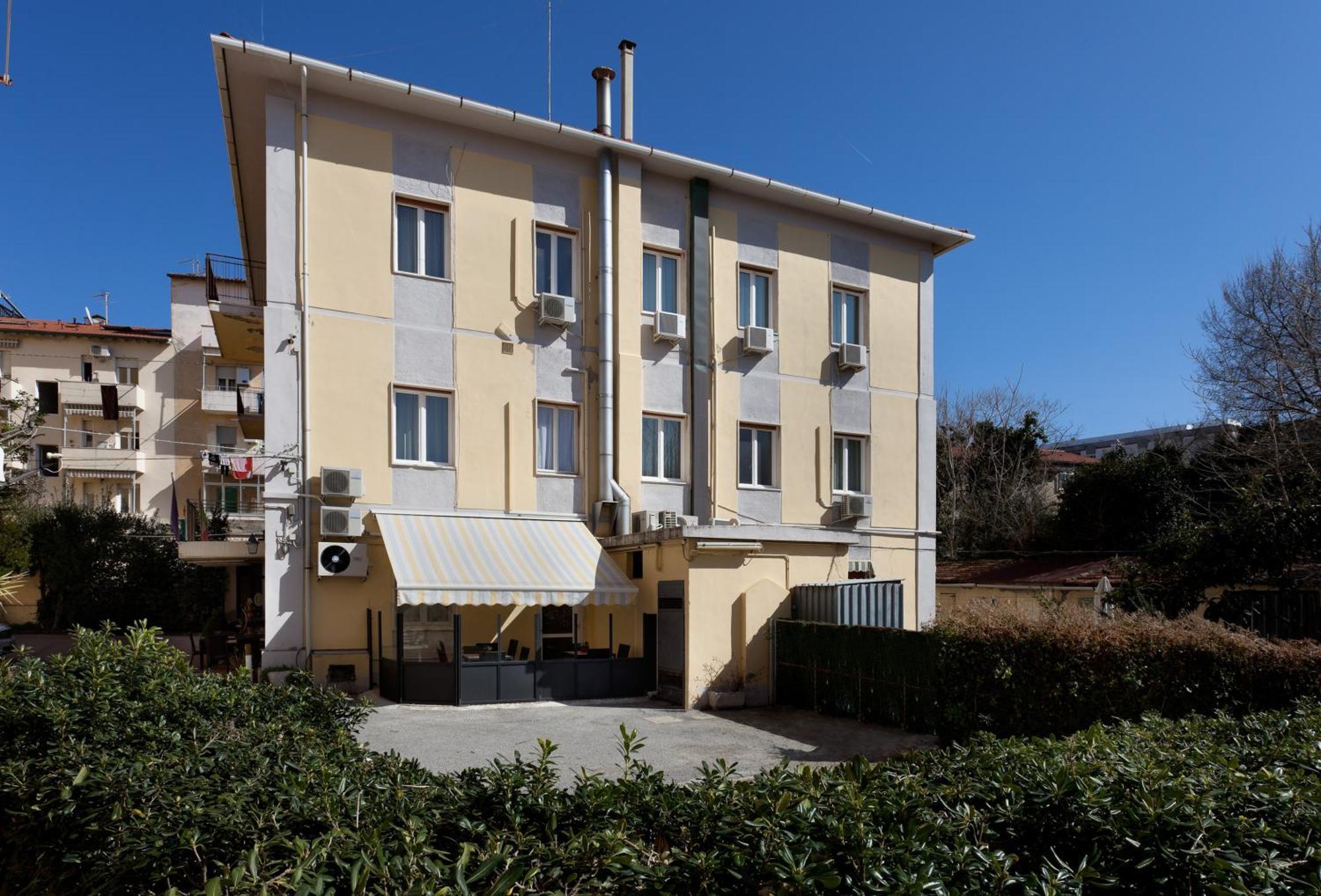 Parking Hotel Giardino Livorno Luaran gambar