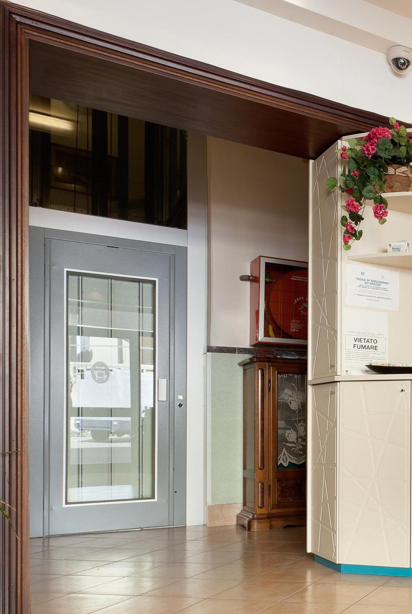 Parking Hotel Giardino Livorno Luaran gambar