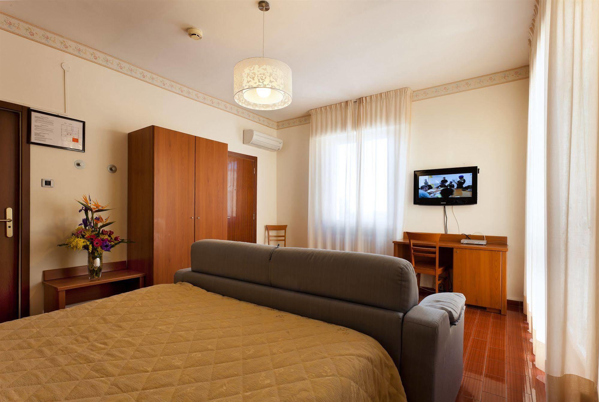 Parking Hotel Giardino Livorno Luaran gambar