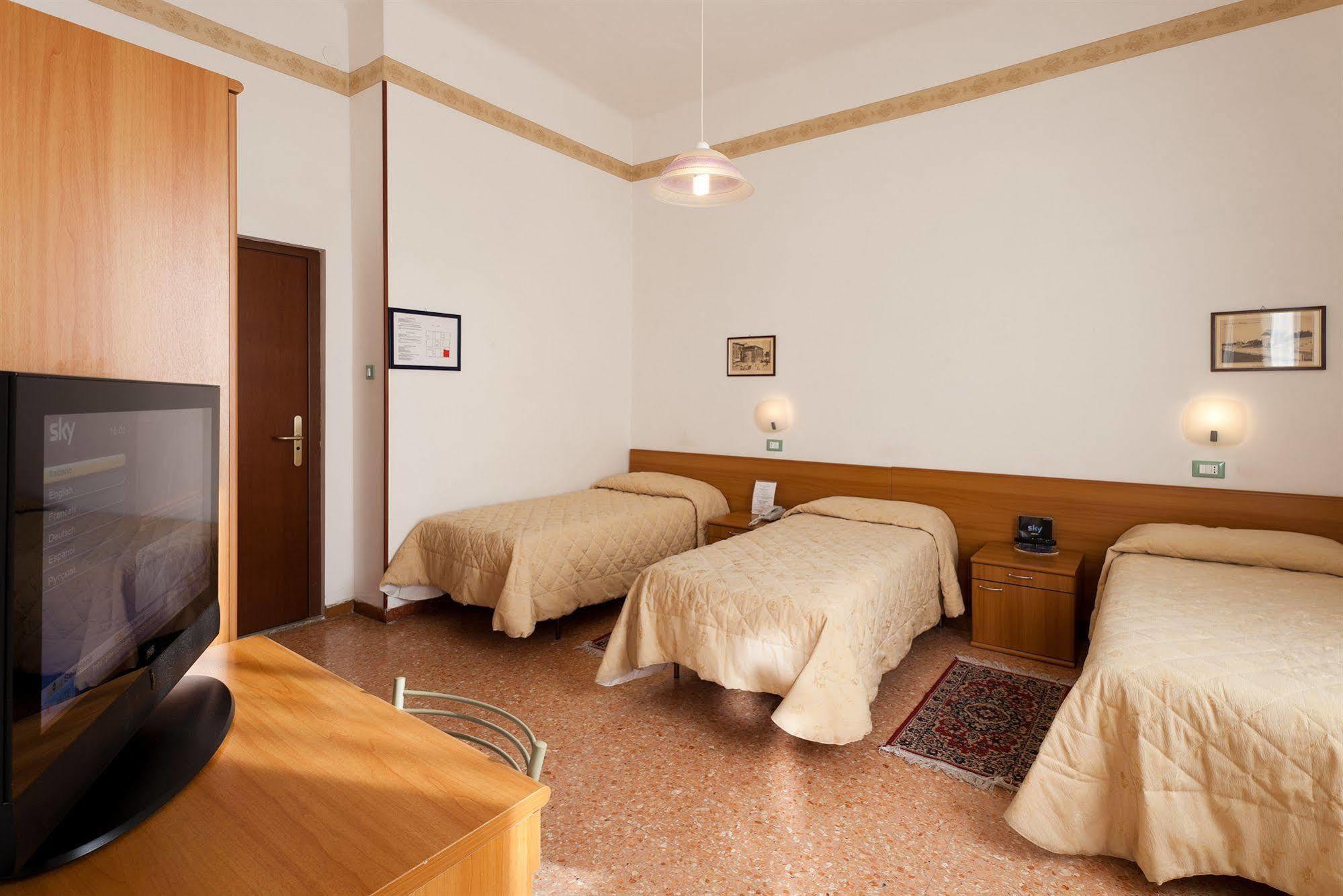 Parking Hotel Giardino Livorno Luaran gambar