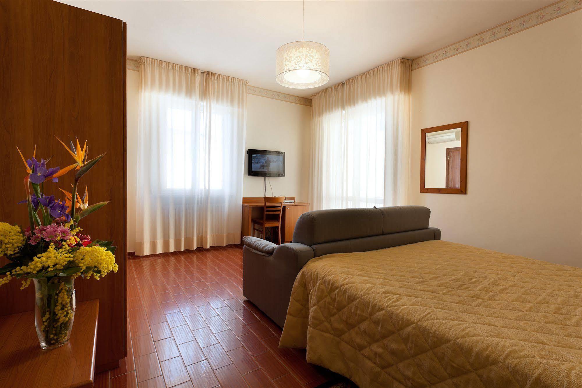 Parking Hotel Giardino Livorno Luaran gambar