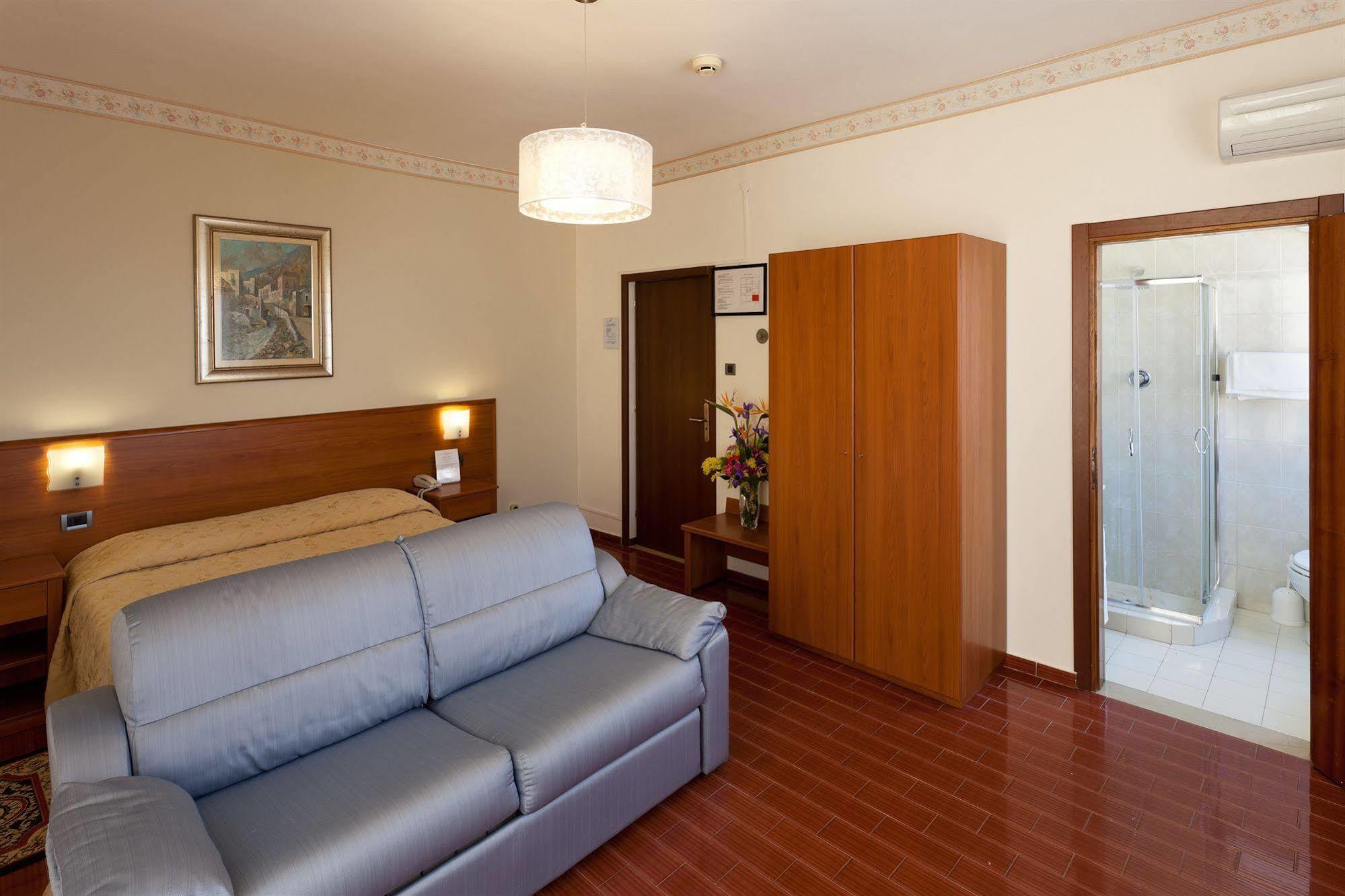 Parking Hotel Giardino Livorno Luaran gambar