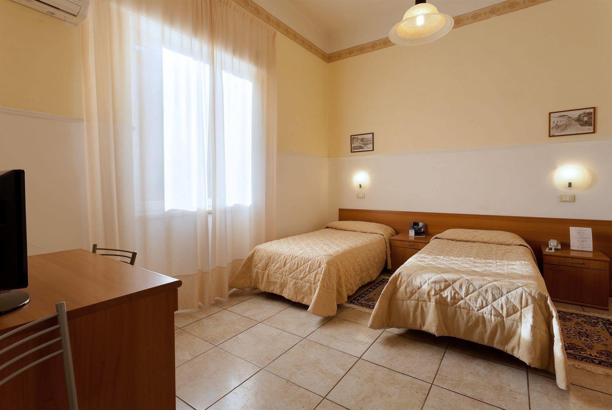 Parking Hotel Giardino Livorno Luaran gambar