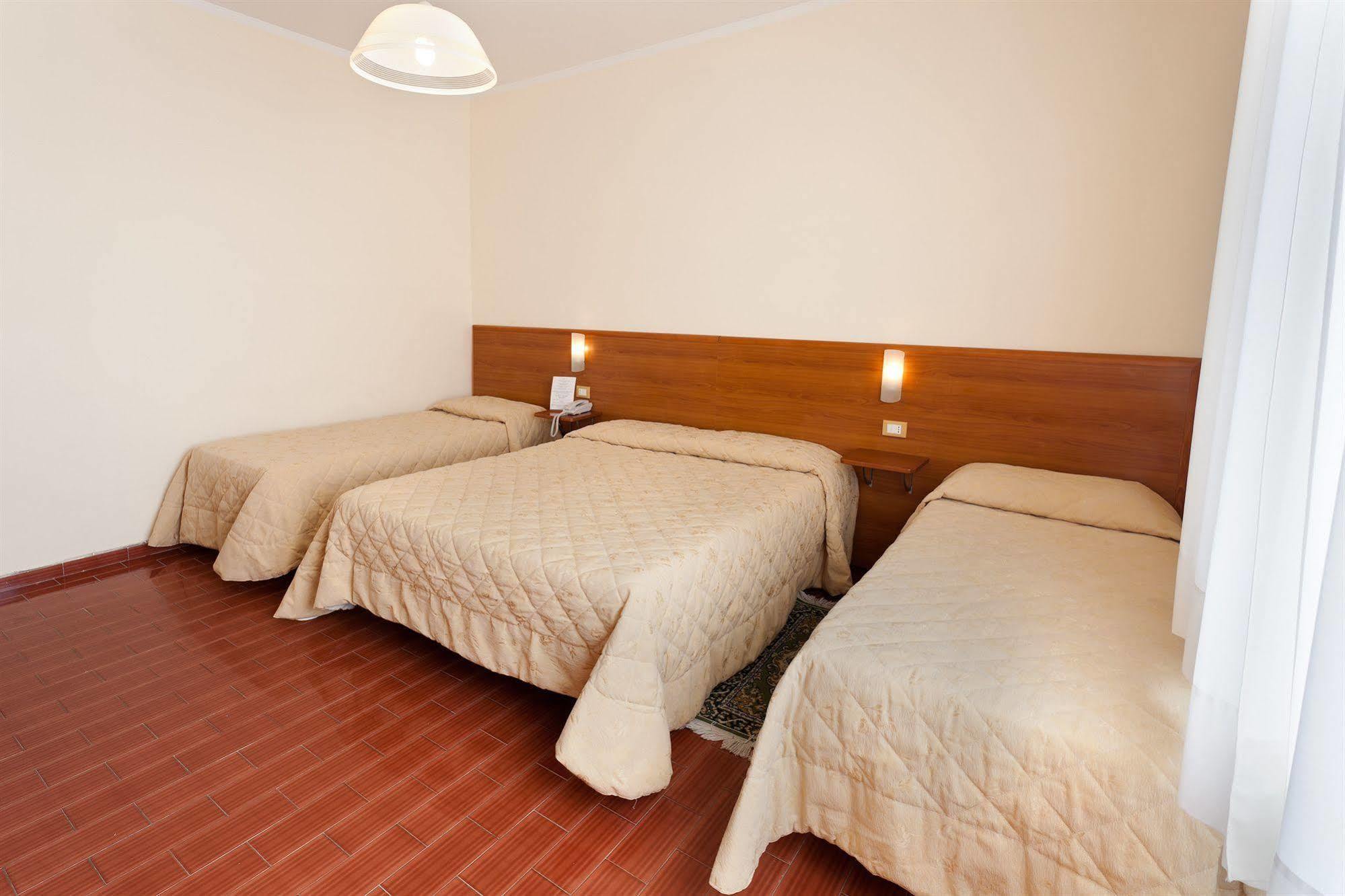 Parking Hotel Giardino Livorno Luaran gambar