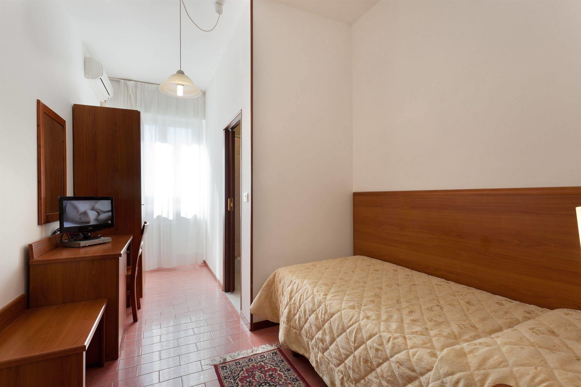 Parking Hotel Giardino Livorno Luaran gambar