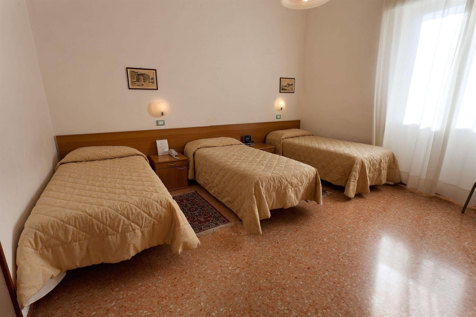 Parking Hotel Giardino Livorno Luaran gambar